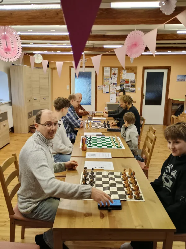 Šachovnice čekají na hráče